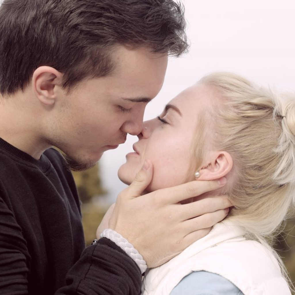8 περίεργα πράγματα που συμβαίνουν στο σώμα σας όταν φιλάτε κάποιον