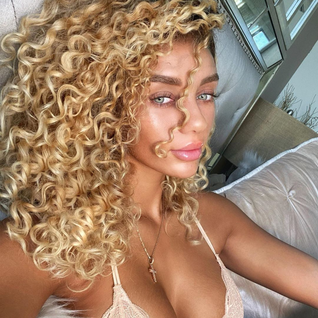Η πληθωρική Jena Frumes προκαλεί ατυχήματα με την εξωτική της ομορφιά