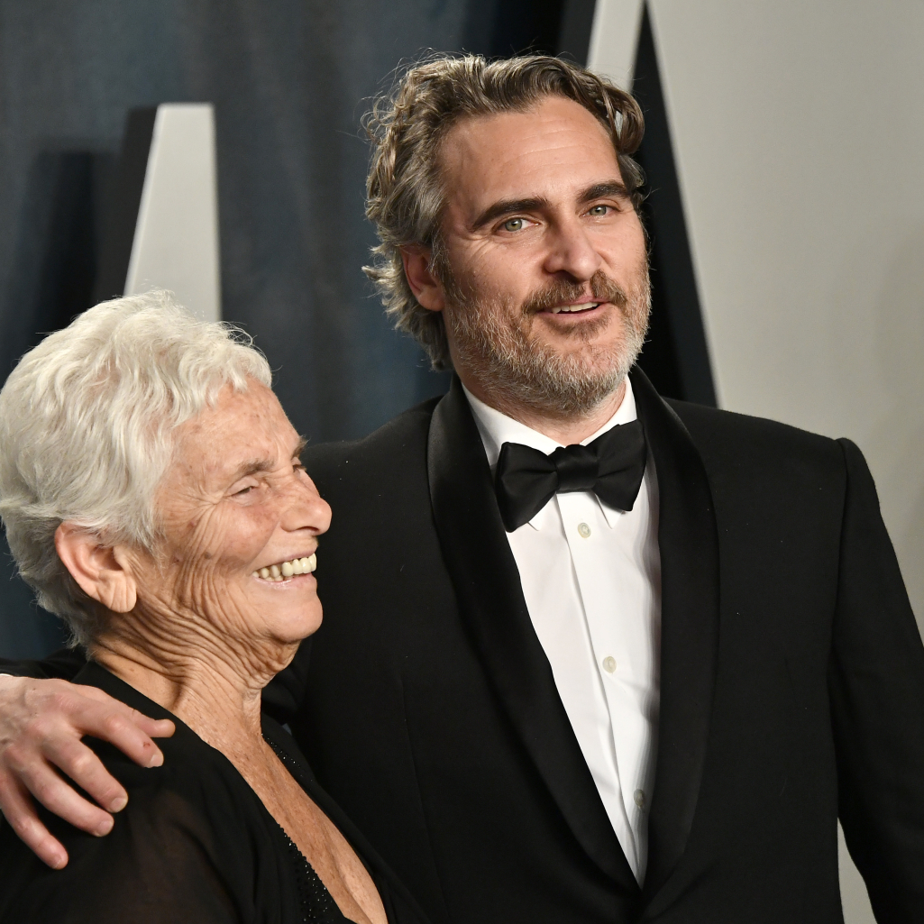 Ο Joaquin Phoenix γιορτάζει το Oscar αγκαλιά με τη μαμά του και έχουμε έναν ακόμα λόγο να τον λατρεύουμε