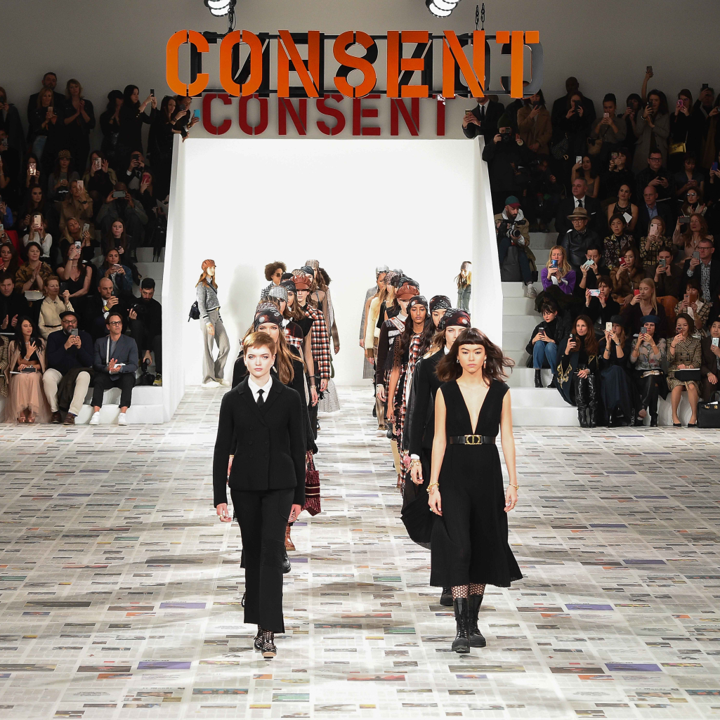 Dior: To δυνατό μήνυμα για τον φεμινισμό και το σκάνδαλο Weinstein μέσα από το show