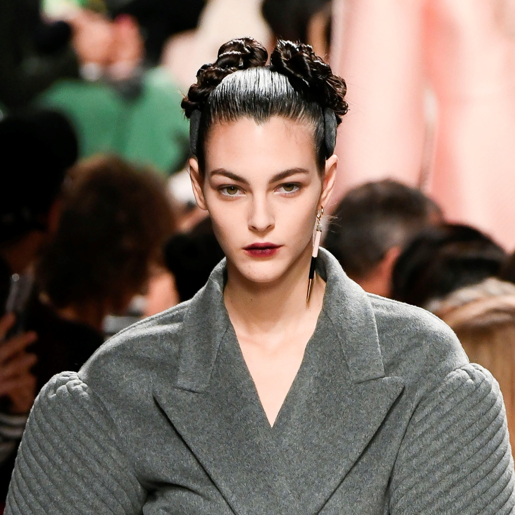 Ο οίκος Fendi έδωσε ένα φουτουριστικό twist στη femme fatale της δεκαετίας του '40
