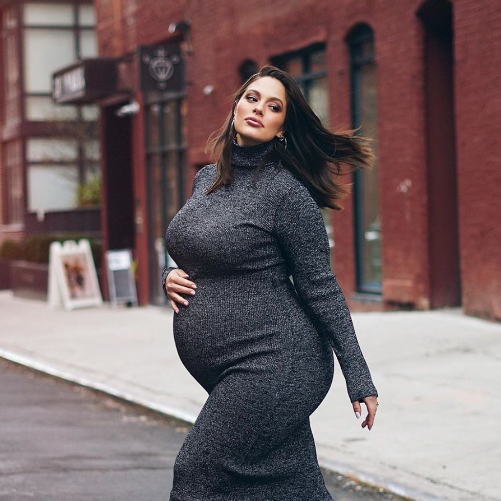 Η Ashley Graham φωτογραφίζει τις ραγάδες της εγκυμοσύνης, στέλνοντας ένα δυνατό μήνυμα στις γυναίκες