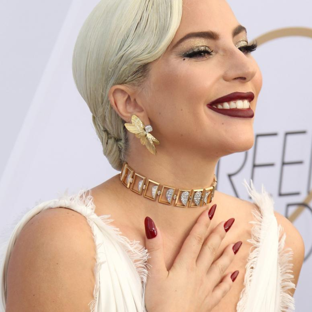 Το μυστηριώδες post της Lady Gaga στο Instagram με ροζ χείλη για φόντο