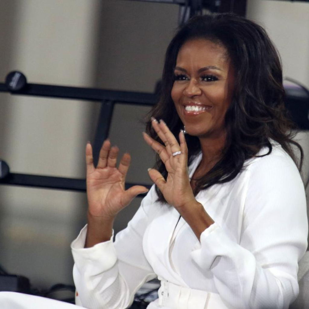 H Michelle Obama καλεί κάθε γυναίκα να αγαπήσει το σώμα της και σπάει τα ηλικιακά ταμπού