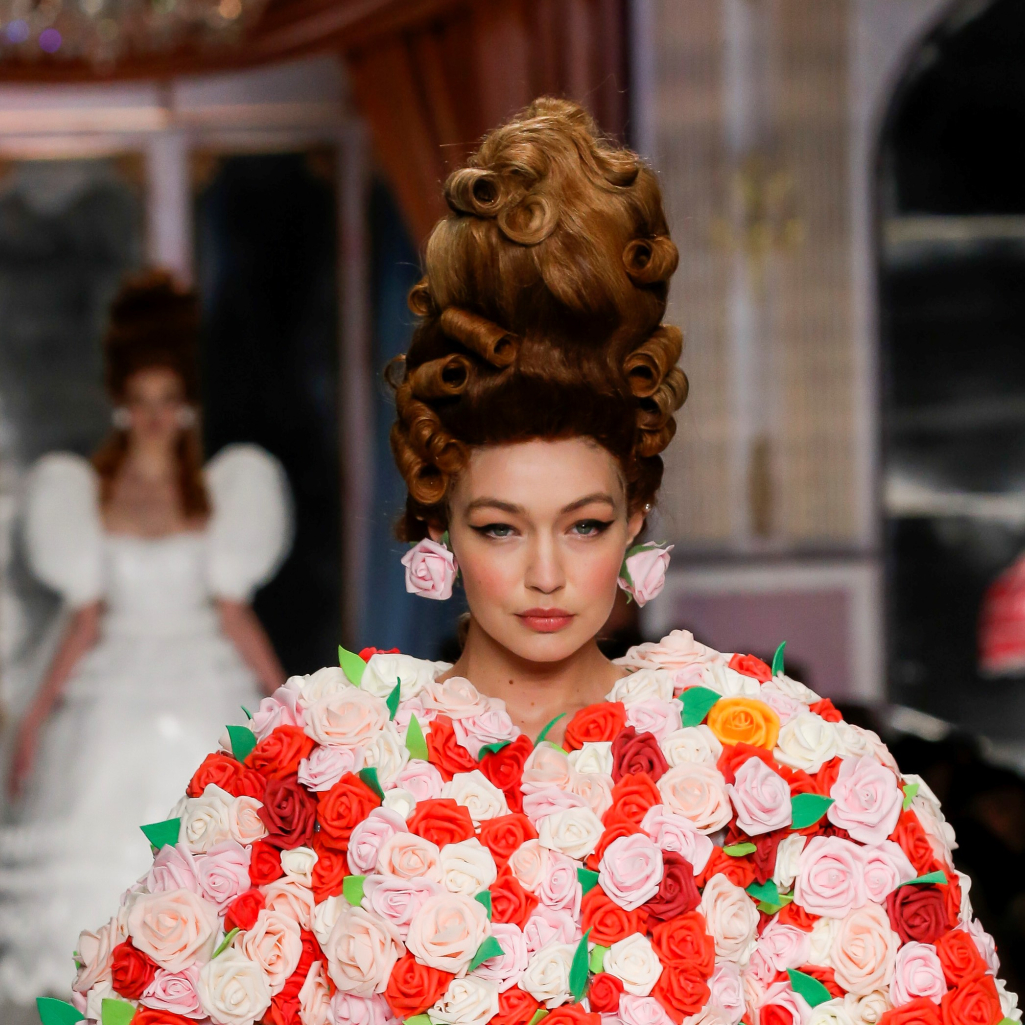 Η Μαρία Αντουανέτα, ο Moschino και η συλλογή με τα πιο εντυπωσιακά φορέματα