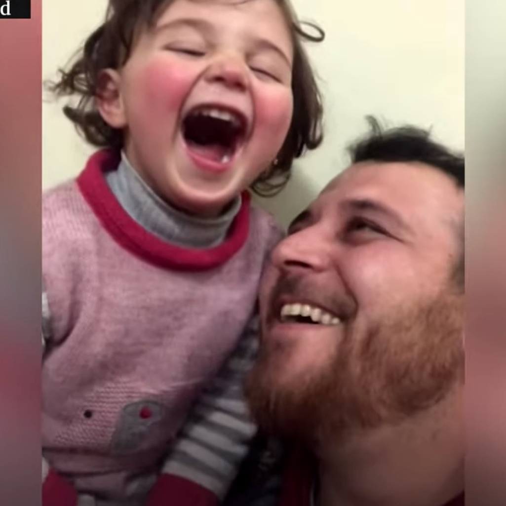 «La Vita e bella»: H συγκλονιστική στιγμή που πατέρας μαθαίνει την κόρη του να μη φοβάται τις βόμβες