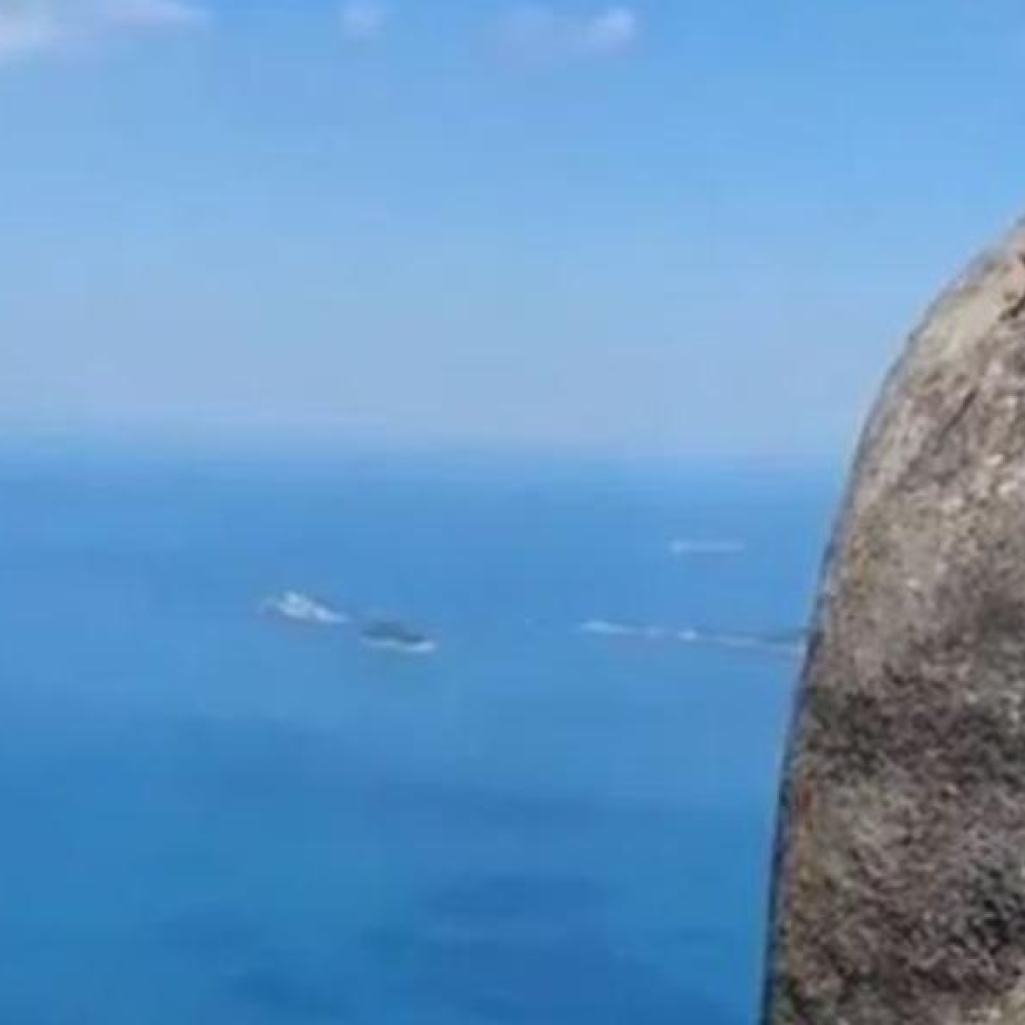 Απερίσκεπτη τουρίστρια ρισκάρει τη ζωή της ποζάροντας στην άκρη ενός βράχου