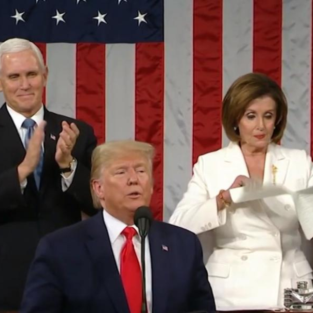 Trump και Pelosi «έβγαλαν νύχια»: Αρνήθηκε να της σφίξει το χέρι και εκείνη έσκισε την ομιλία του
