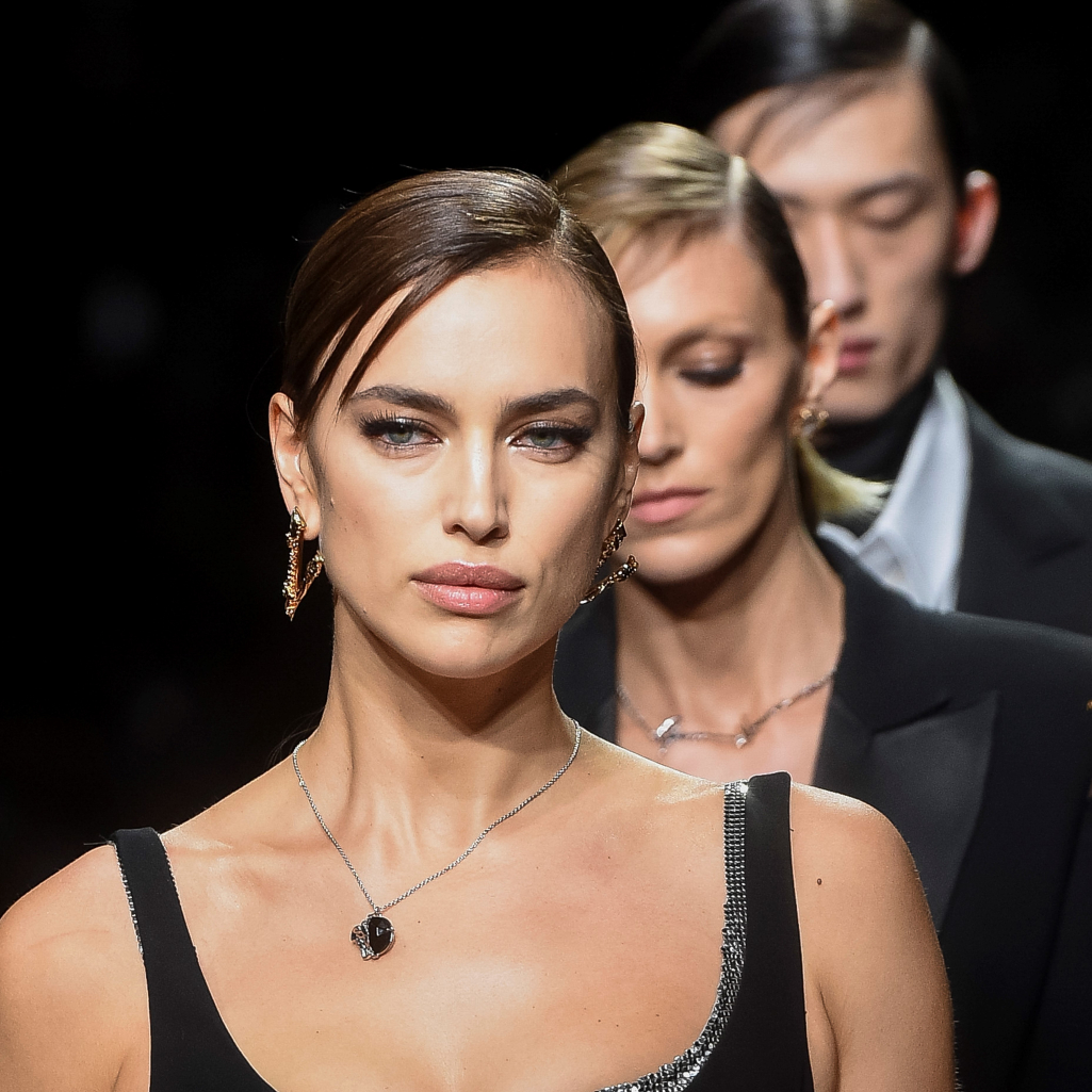 MFW: Η πρώτη συλλογή Versace με ρούχα για άνδρες και γυναίκες