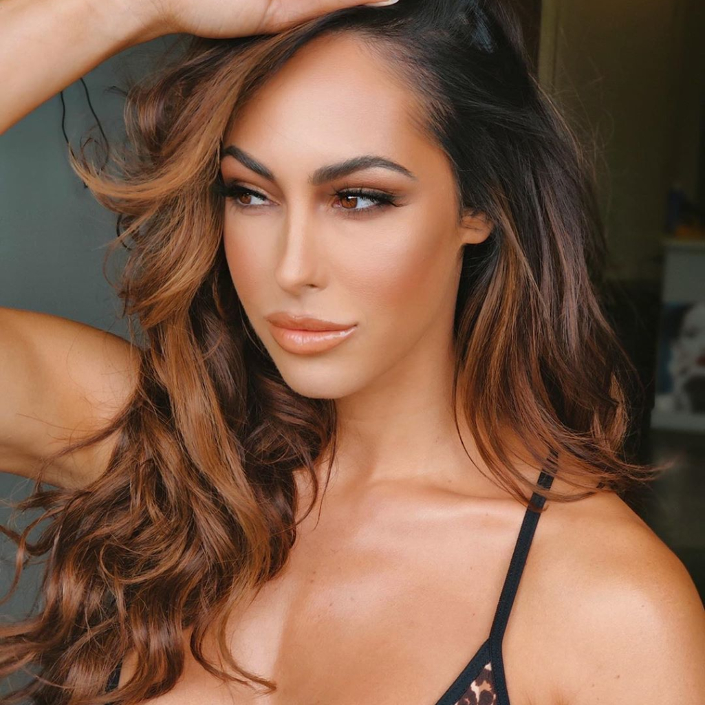 Η Hope Beel αναστατώνει με τα κάλλη της τους followers της
