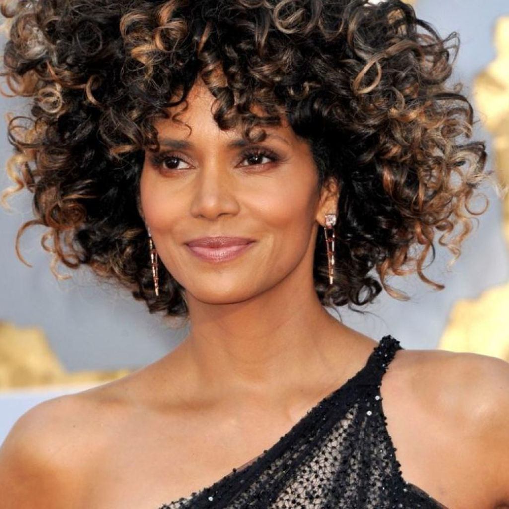 H Halle Berry μόλις αποκάλυψε τα 4 βήματα για λαμπερή επιδερμίδα