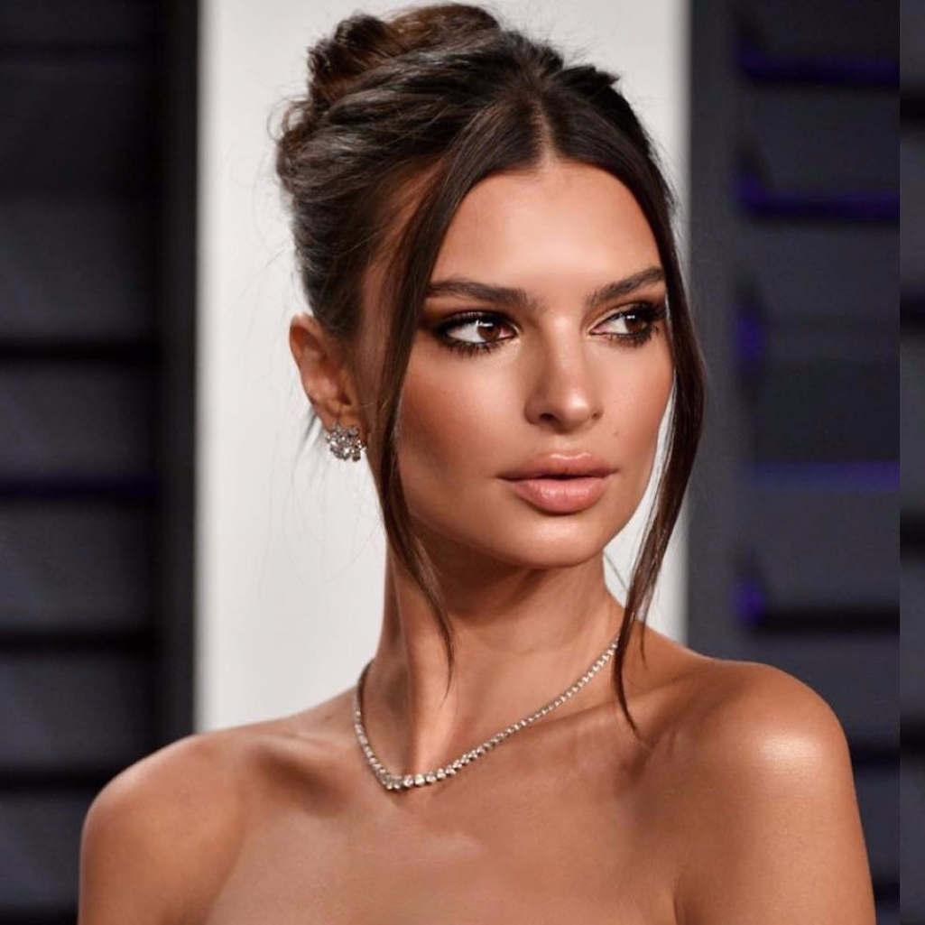 H Emily Ratajkowski αποκαλύπτει την skincare routine που ακολουθεί όσο μένει σπίτι 