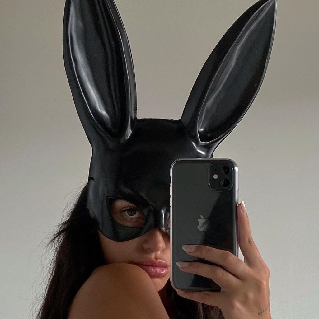 Claudia Tihan: H πιο καυτή μελαχρινή του Instagram