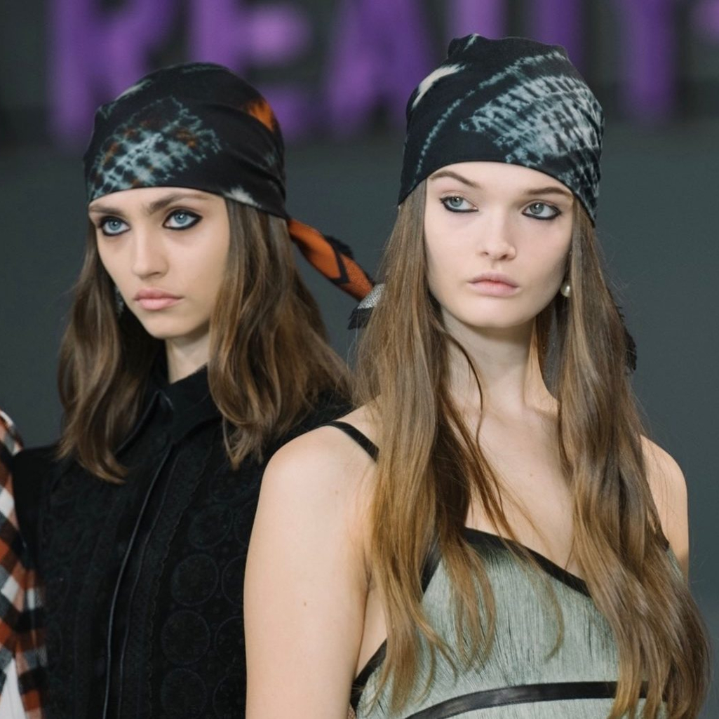 Βad hair day: Οι τάσεις που είδαμε στο PFW και θα σας σώσουν