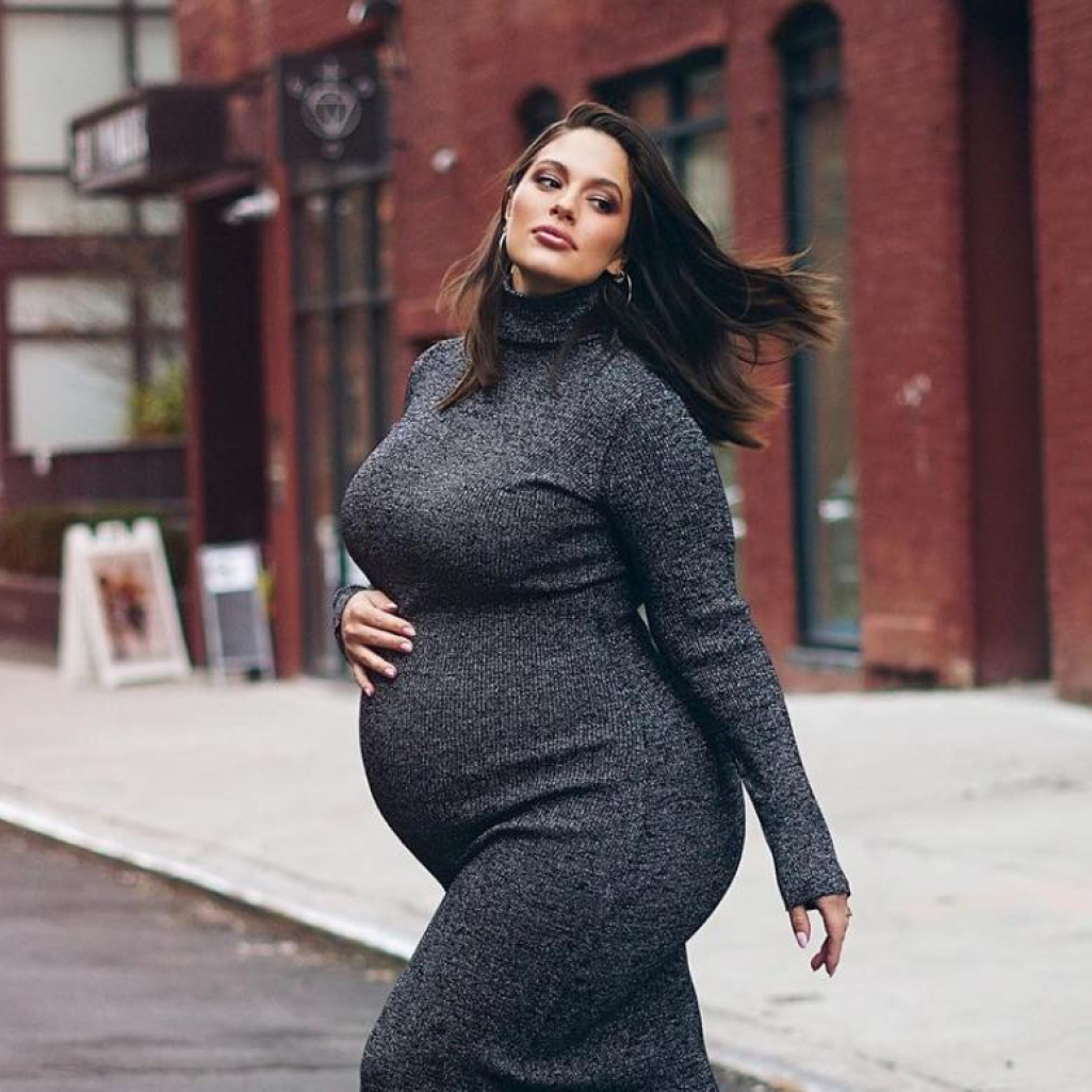 Η Ashley Graham αποκάλυψε ότι έκρυβε την εγκυμοσύνη της για να φωτογραφηθεί για καμπάνια εσωρούχων