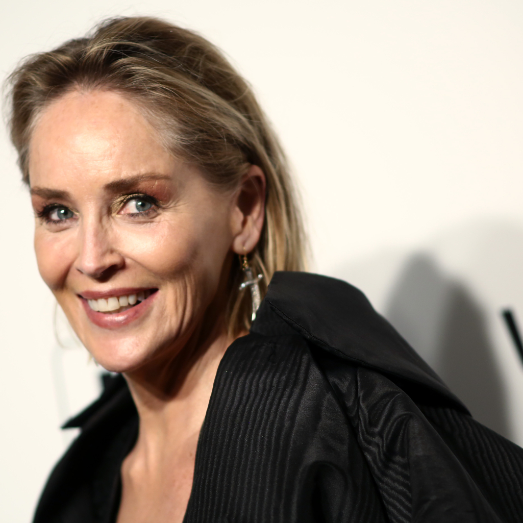 Η Sharon Stone στα 62 της ποζάρει σε εξώφυλλο περιοδικού και κάνει τους πάντες να αναρωτιούνται για τη νεανική της εμφάνιση