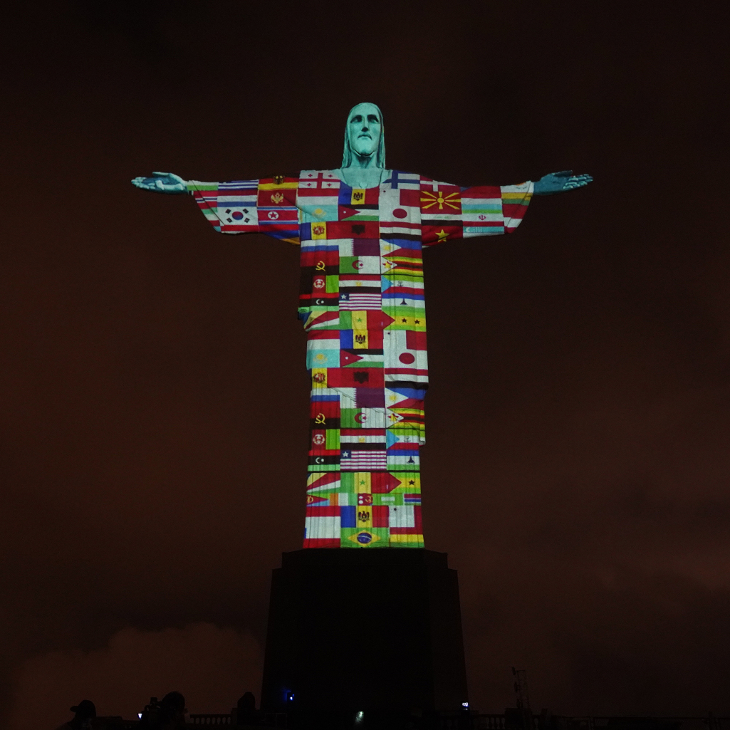 Rio de Janeiro: To άγαλμα του Χριστού φωτίστηκε με τις σημαίες των χωρών που χτύπησε ο κορωνοϊός