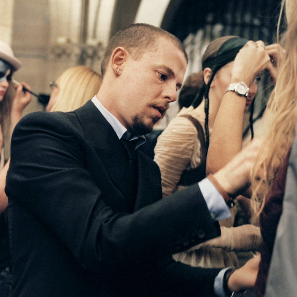 Alexander McQueen: Τα δραματικά shows μιας ιδιοφυΐας, ο Givenchy και τα κρυμμένα «ραβασάκια» στις φόδρες των ρούχων