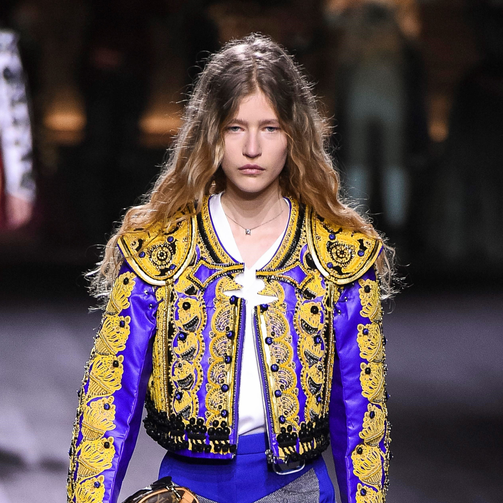 O Louis Vuitton παρέδωσε μαθήματα ιστορίας της μόδας - Μια χορωδία από Δούκες, Βαρόνους και Μαρκησίες στο runway