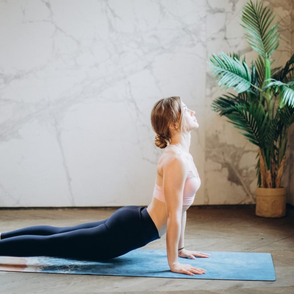 Οι καλύτερες ασκήσεις yoga για να κάνετε στο σπίτι και να ανακουφιστείτε από το άγχος 