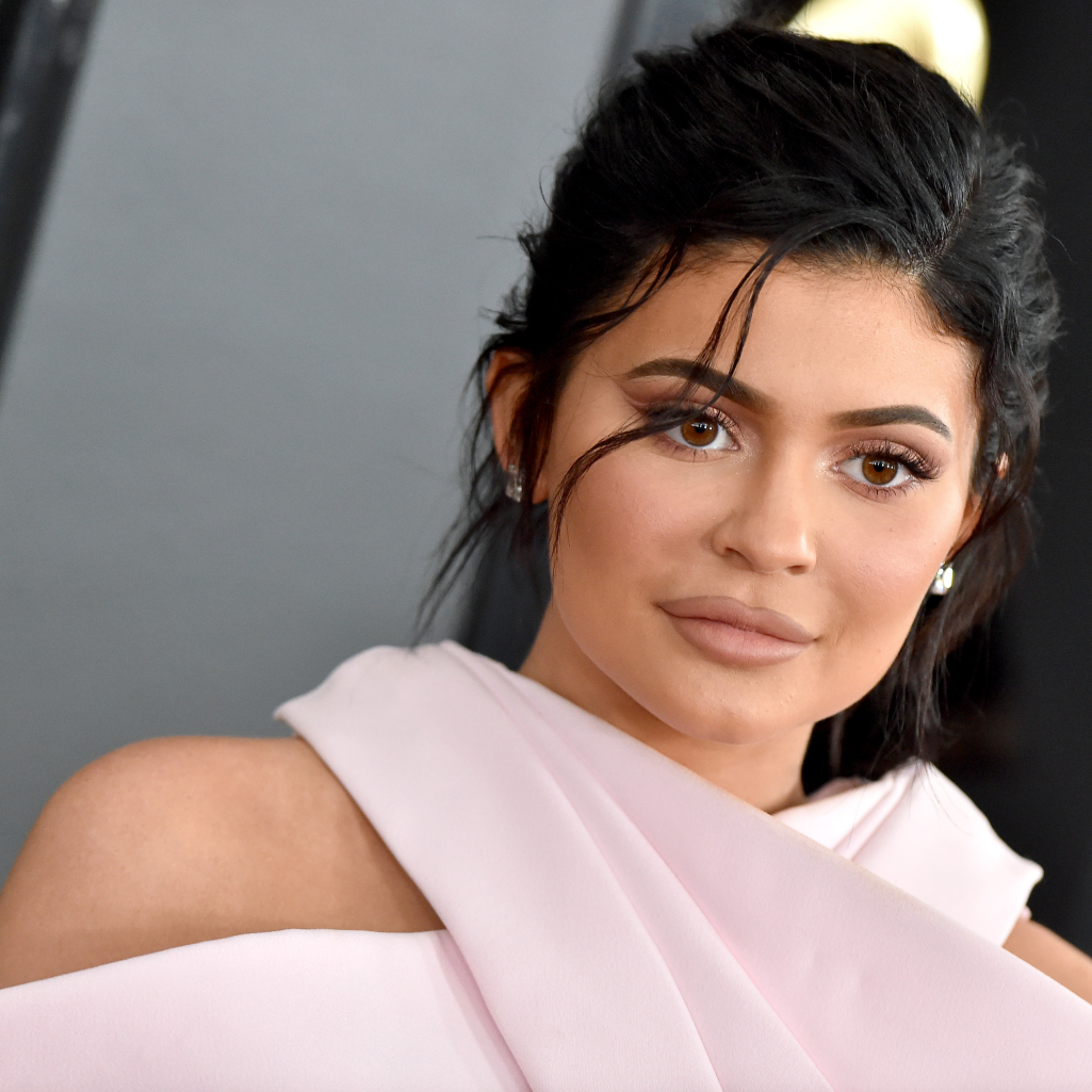 Aγνώριστη χωρίς μακιγιάζ: H Κylie Jenner έσπασε την καραντίνα για να πάει επίσκεψη