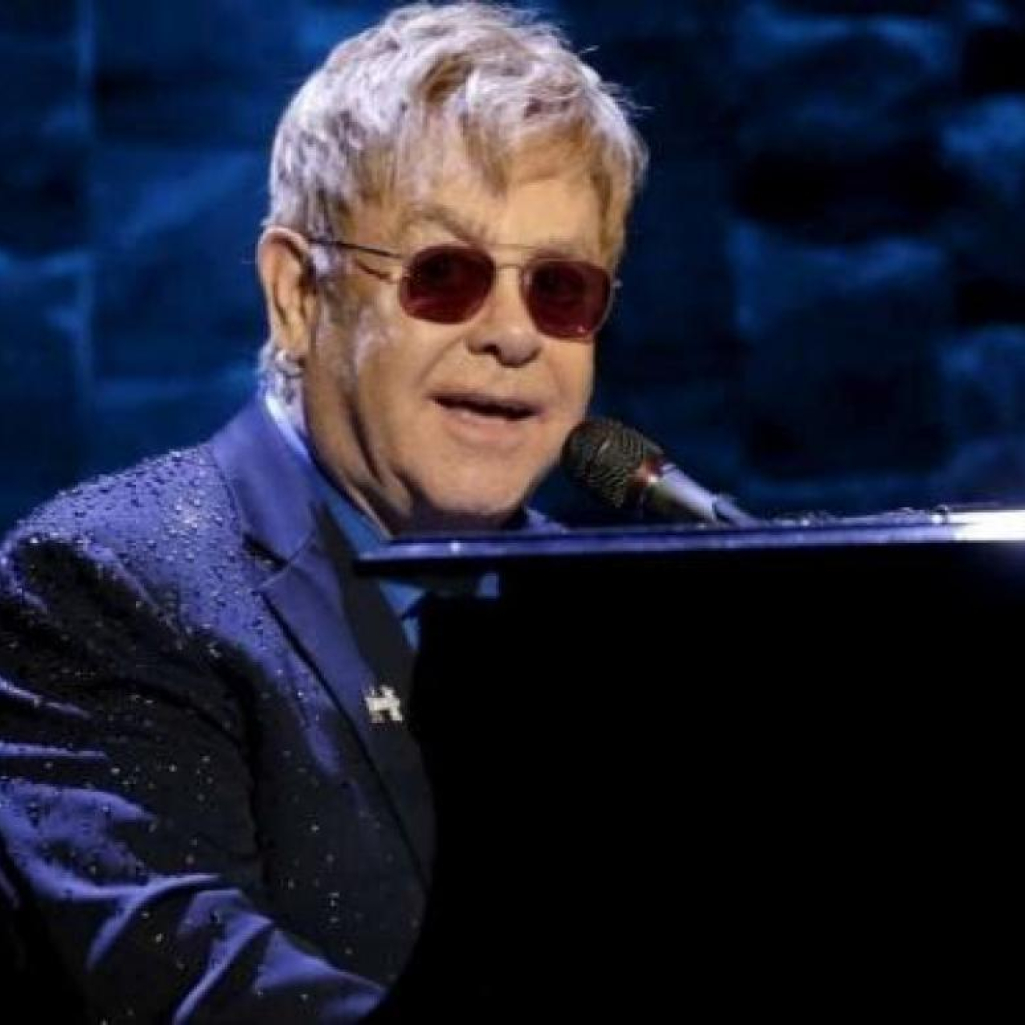 Ο Elton John πρωταγωνιστεί σε σπάνιες φωτογραφίες σε διαδικτυακή έκθεση