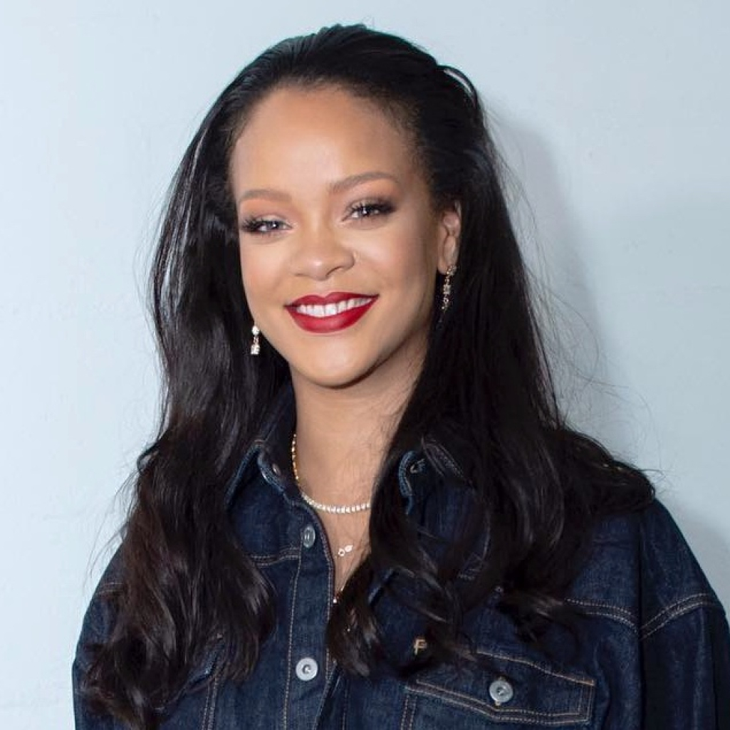Η Rihanna μας δείχνει το απόλυτο φυσικό μακιγιάζ για το καλοκαίρι και εμείς κρατάμε σημειώσεις