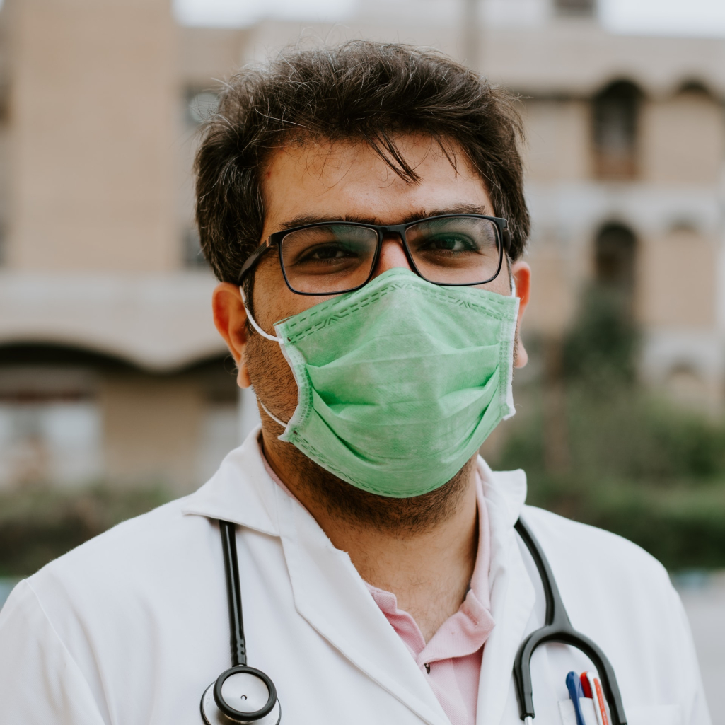 Γιατροί ενάντια στον φόβο: Βάζουν φωτογραφίες με τα πρόσωπά τους στο στήθος τους και σώζουν ανθρώπινες ζωές