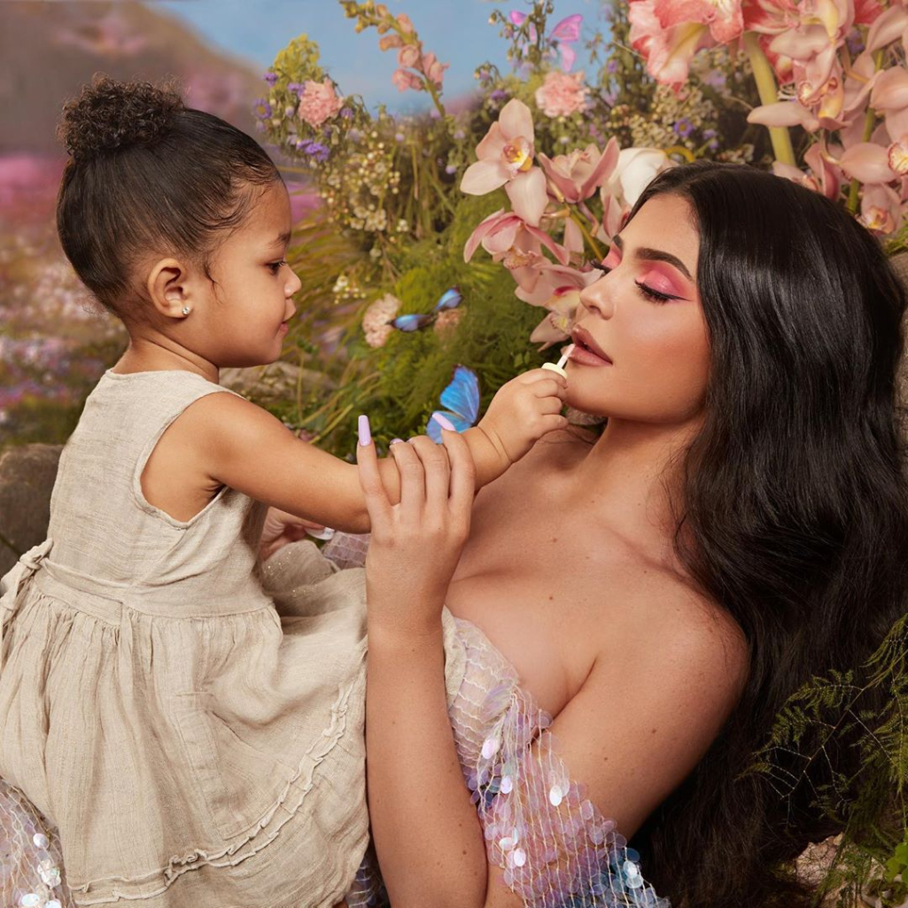 H Kylie Jenner έδειξε στους fans της σε ένα χιουμοριστικό video με την κόρη της πώς θα είναι όταν βγει από την καραντίνα 