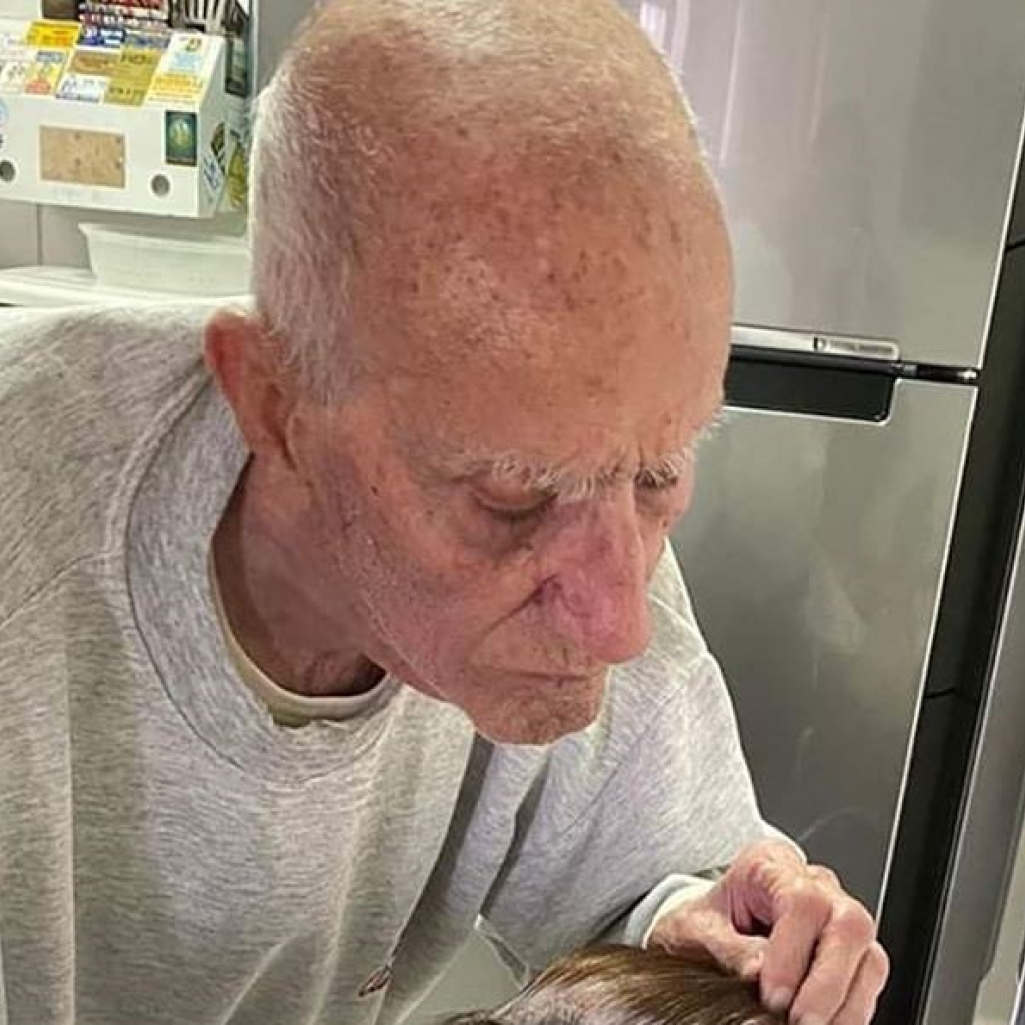 92χρονος άνδρας βάφει τα μαλλιά της ανήμπορης συζύγου του και γίνεται viral