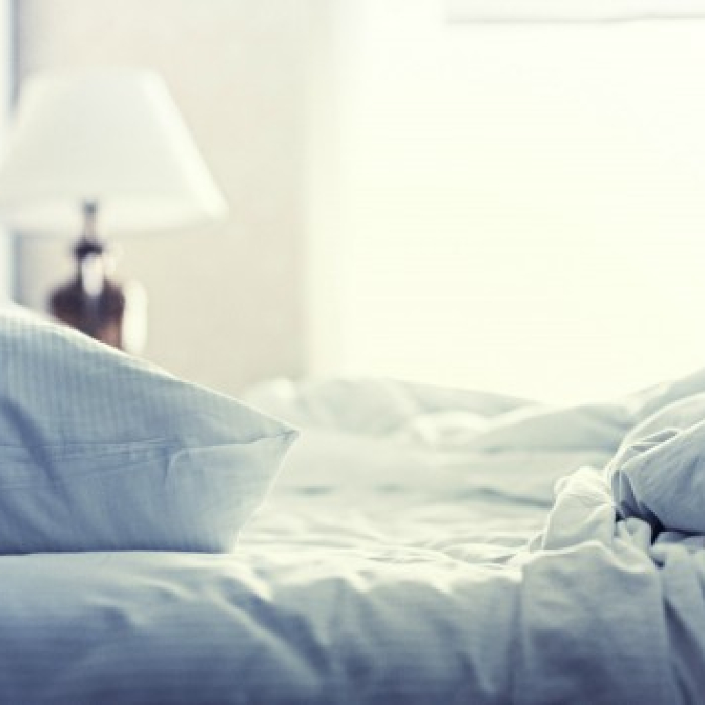 6 πράγματα που δεν πρέπει να βάζετε ποτέ στο κρεβάτι σας