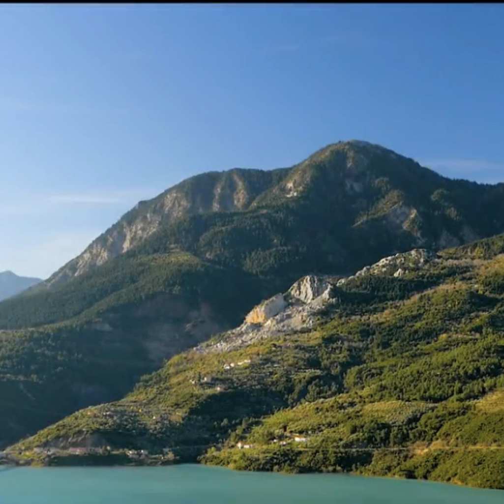 Το χωριό με τη μαγευτική θέα στη μεγαλύτερη τεχνητή λίμνη της Ελλάδας