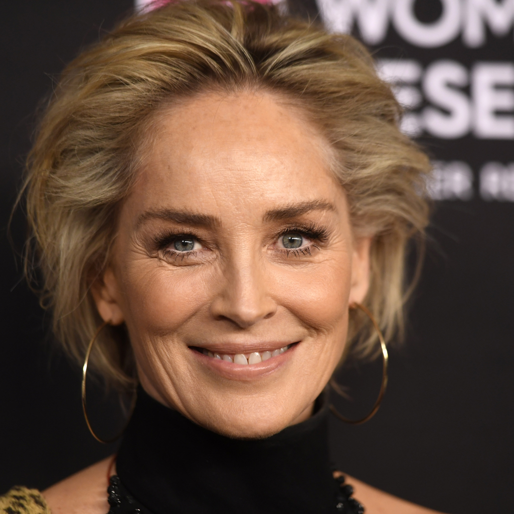 H Sharon Stone ποζάρει με καυτό shorts στα 62 της χρόνια και είναι εκπληκτική