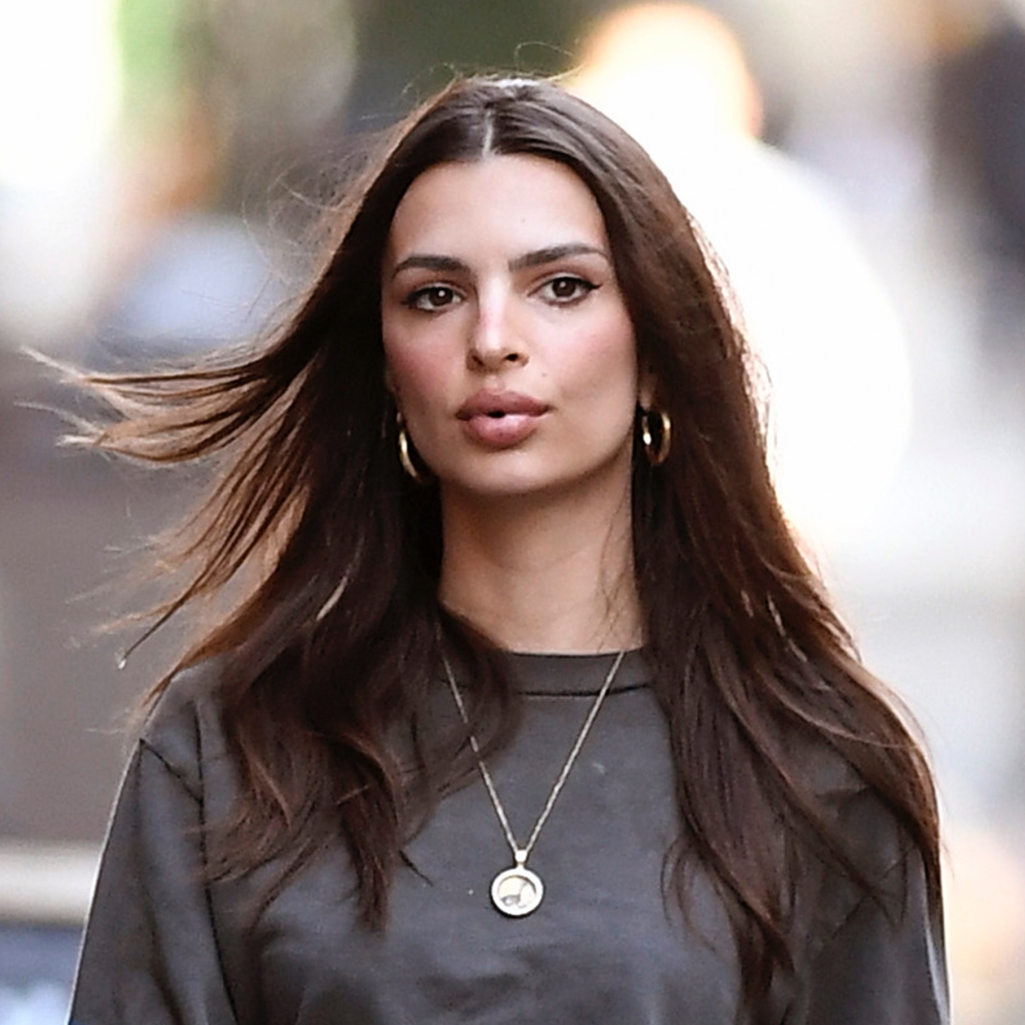 H Emily Ratajkowski αποφάσισε να κόψει μόνη της τα μαλλιά της εν μέσω καραντίνας