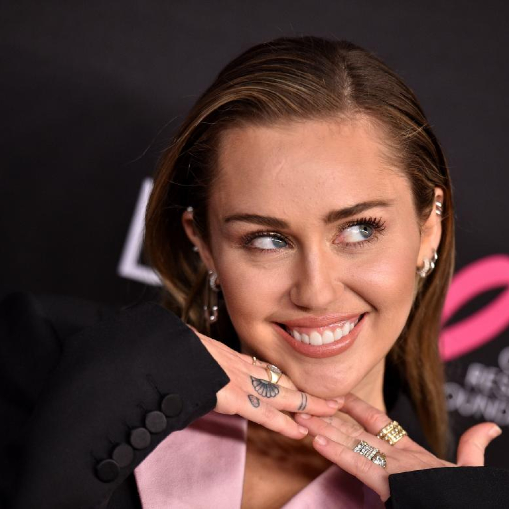 H Miley Cyrus υιοθέτησε το πιο girly manicure για την άνοιξη σε Instagram live