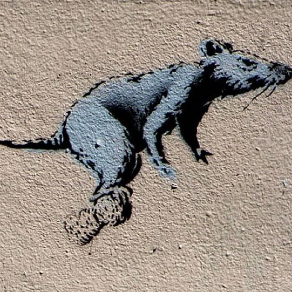 O Banksy δουλεύει από το σπίτι και φέρνει την street art στο μπάνιο του