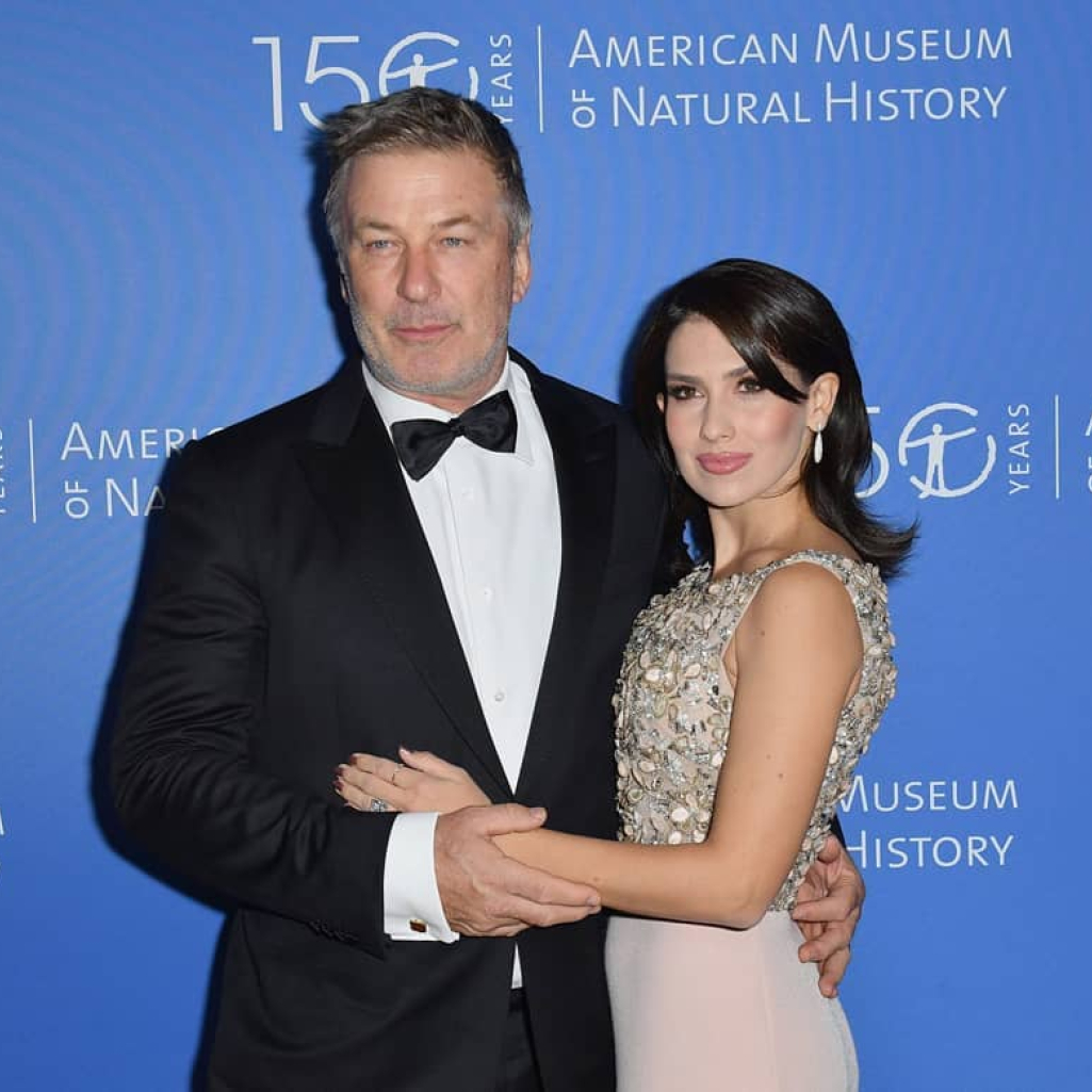 H Hilaria Baldwin δείχνει για πρώτη φορά την φουσκωμένη κοιλίτσα της μετά την ανακοίνωση της εγκυμοσύνης της