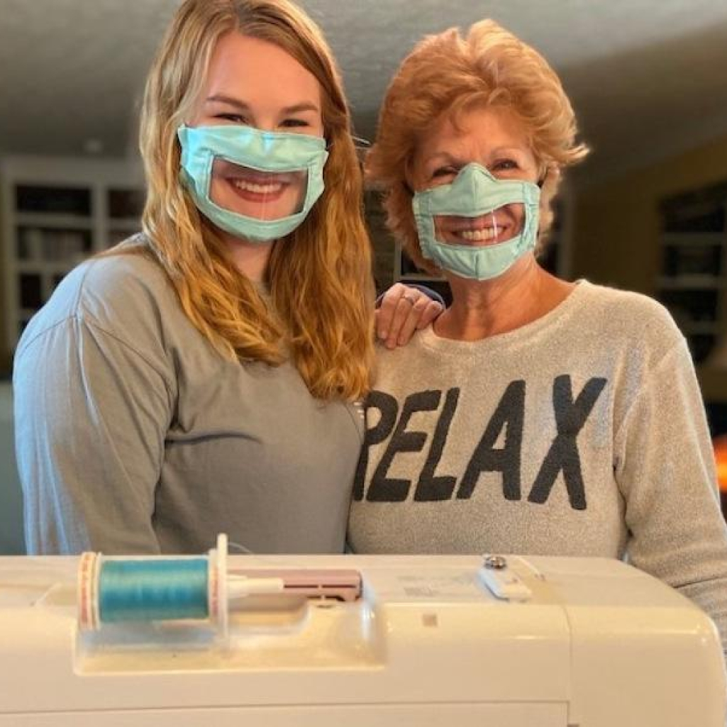 21χρονη φοιτήτρια και η μητέρα της φτιάχνουν μάσκες για κωφάλαλους και βαρήκοους