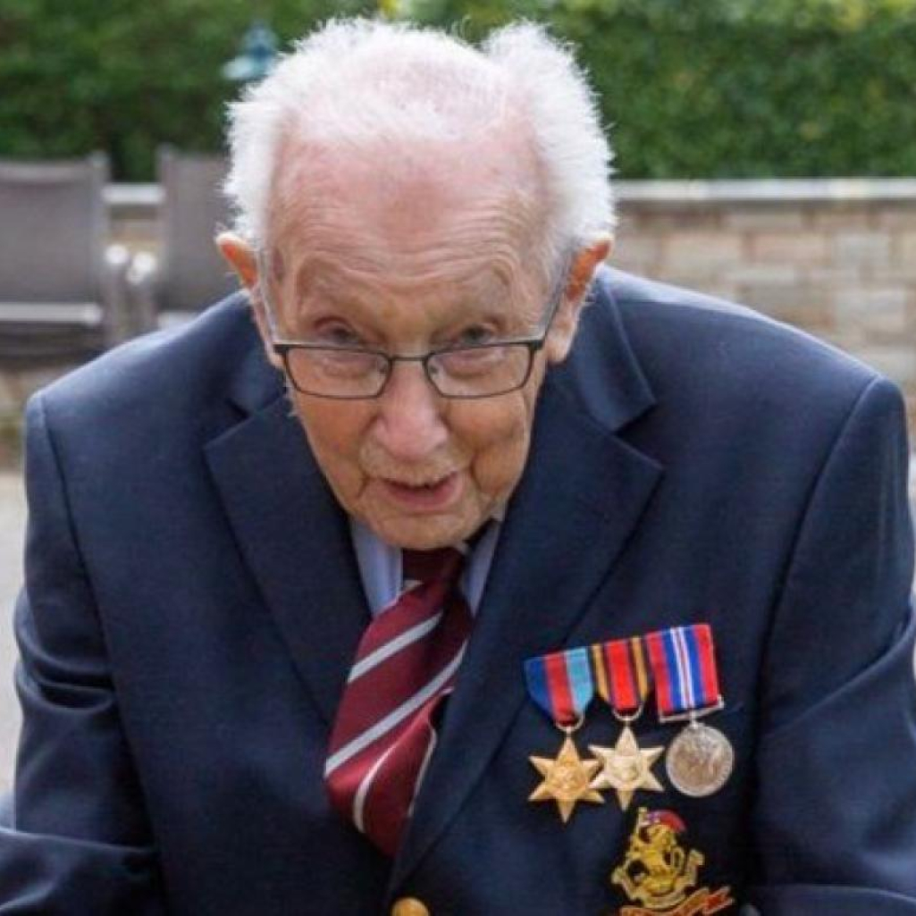 Tom Moore: Ο βετεράνος του Β' Παγκοσμίου Πολέμου έκλεισε έναν αιώνα ζωής με τον πιο τιμητικό τίτλο