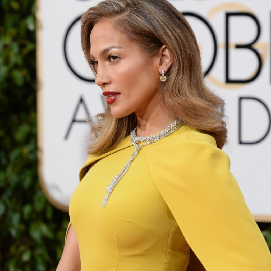 Η Jennifer Lopez ποζάρει με το πιο cool hairstyle και μας χαρίζει έμπνευση για την άνοιξη