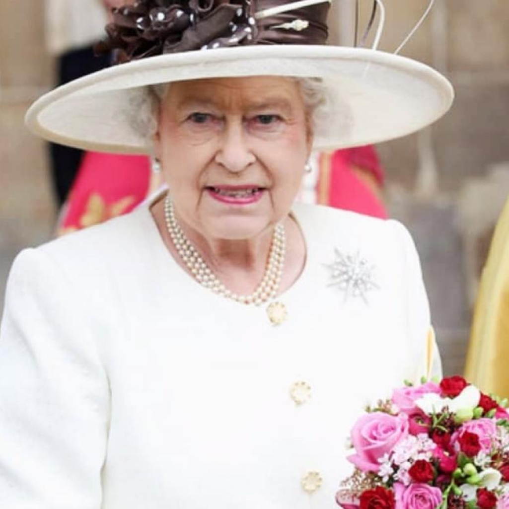 Ο λόγος που η βασίλισσα Ελισάβετ κάποτε κρύφτηκε πίσω από τους θάμνους του Buckingham