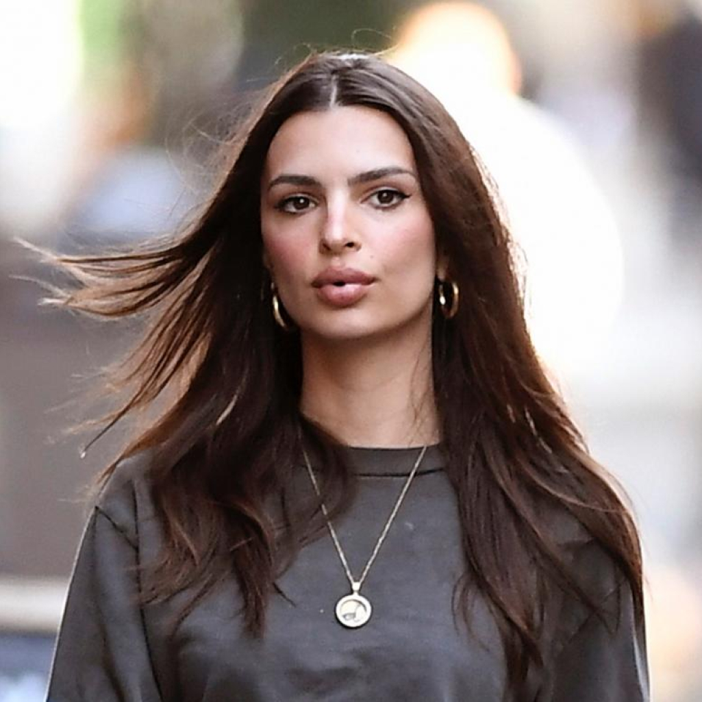 Η Emily Ratajkowski χορεύει με μικροσκοπικό μπικίνι και μιλά για τον σύντροφό της