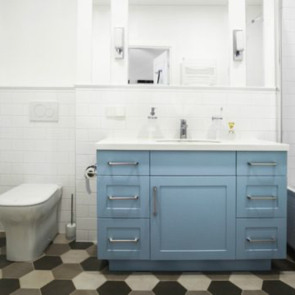 8 απίστευτα χρωματικά tips για να δείξει το μπάνιο σας μεγαλύτερο