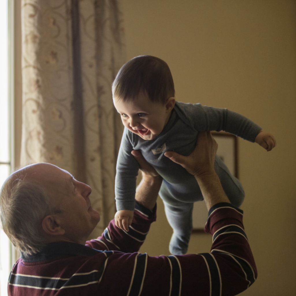 Παππούδες ενώνονται ξανά με τα εγγόνια τους μετά την καραντίνα και οι εικόνες μας συγκινούν