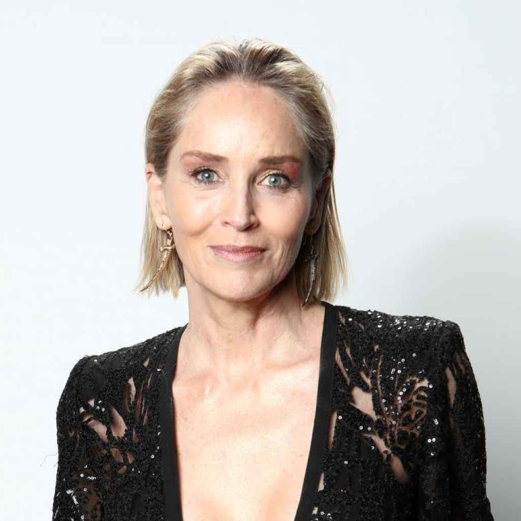 Sharon Stone: Ποζάρει δίπλα στην πισίνα με μπικίνι χωρίς ρετούς στα 62 της χρόνια