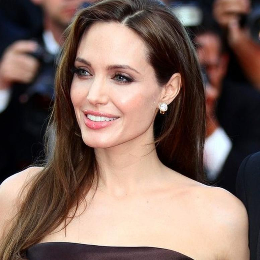 Το συγκινητικό μήνυμα της Angelina Jolie για τη  μητέρα της που δεν είναι πια στη ζωή