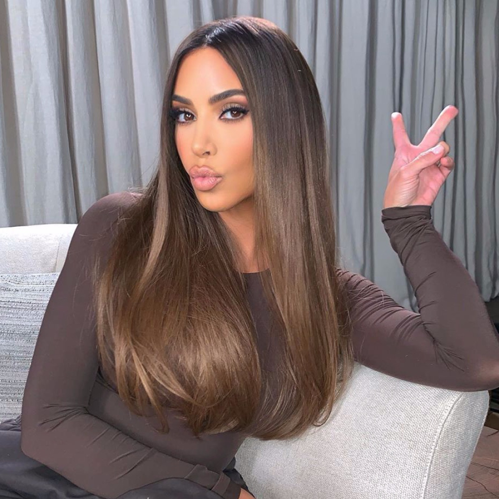 H Kim Kardashian ποζάρει με snake print hair και το αποτυχημένο photoshop γίνεται viral