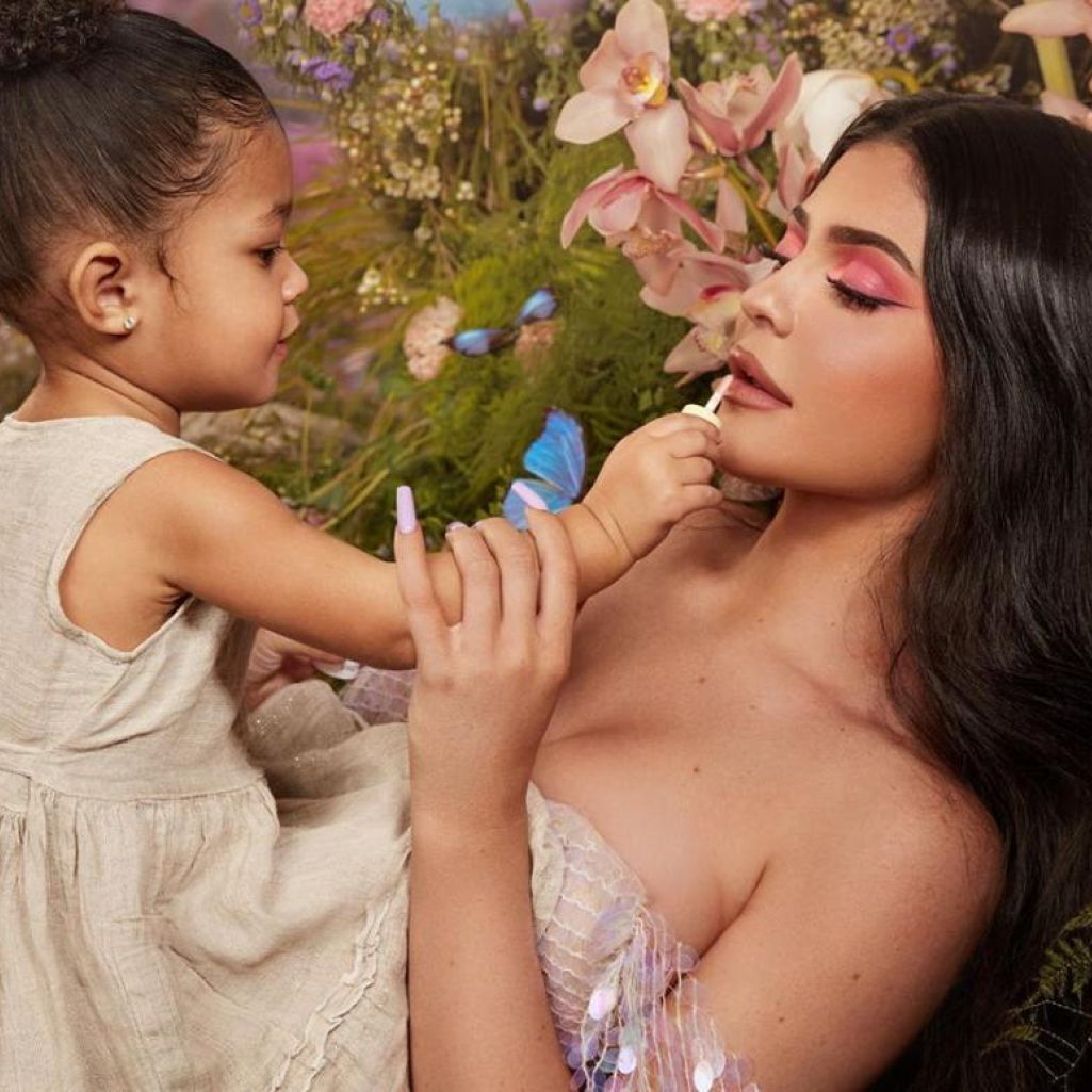 Η Kylie Jenner μαθαίνει την αρετή της υπομονής στη 2χρονη κόρη της, Stormi σ’ ένα γλυκό video