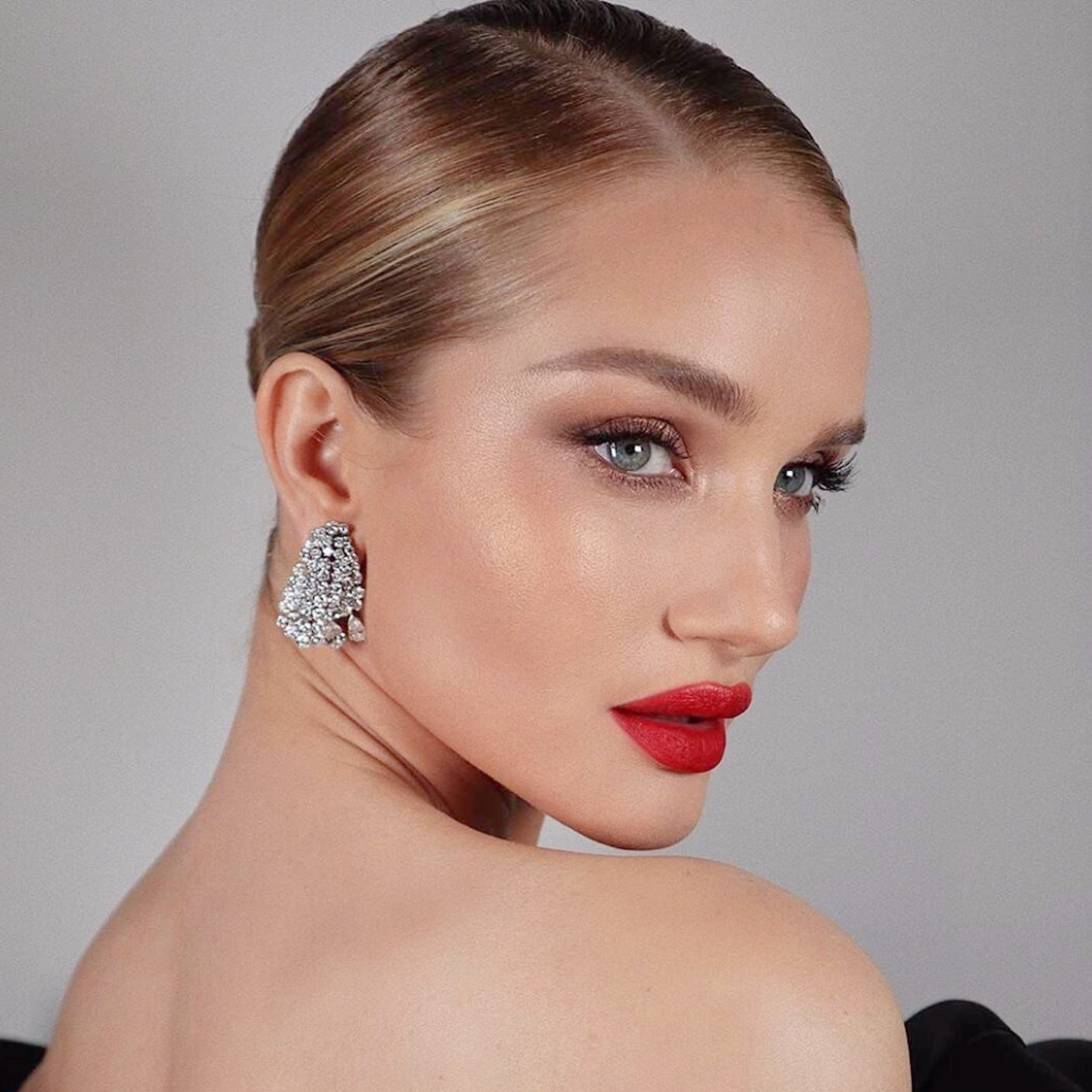 Η Rosie Huntington-Whiteley αποκαλύπτει τη ρουτίνα ομορφιάς που εξαφάνισε τα σημάδια ακμής από το πρόσωπό της