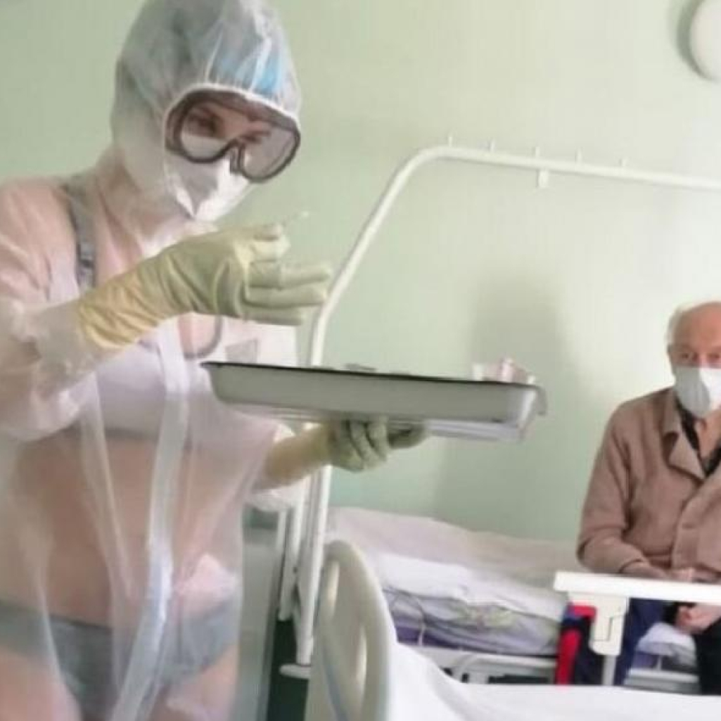 Κορωνοϊός: Νοσοκόμα στη Ρωσία φόρεσε μπικίνι κάτω από την προστατευτική στολή